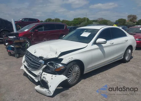 2017 Mercedes-Benz C 300 Luxury/Sport z USA, uszkodzony, nr VIN 55SWF4JB6HU186221